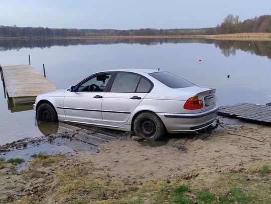 19-latek driftował na plaży, wjechał BMW do jeziora i utknął. Dostał mandat na 10 tysięcy złotych
