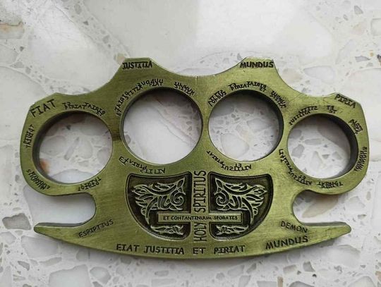 19-latek miał przy sobie kastet. Zgodnie z prawem to niebezpieczne narzędzie, na które trzeba mieć pozwolenie