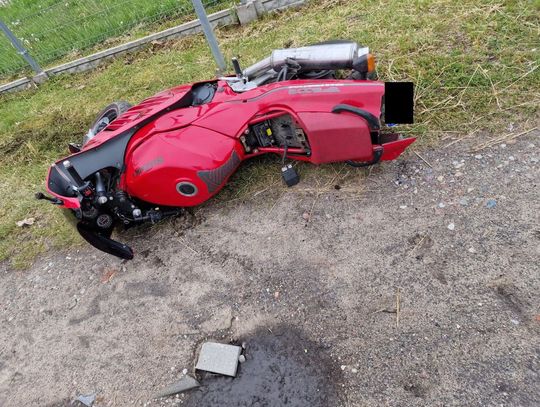 19-latek na motocyklu próbował uciekać policji. Nie trwało to długo. Wyrzuciło go na łuku i skończył na ogrodzeniu
