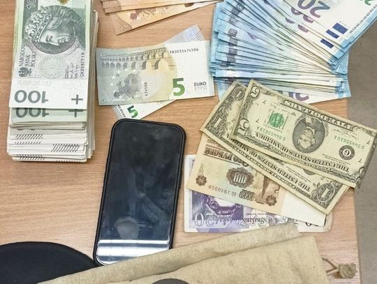 19-latek odebrał od staruszki blisko 50 tysięcy złotych. Wyszedł z klatki i zatrzymali go policjanci 19-latek odebrał od staruszki blisko 50 tysięcy złotych. Wyszedł z klatki i zatrzymali go policjanci