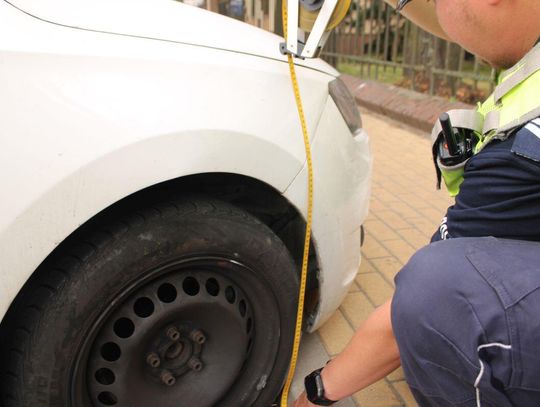 19-latek pod wpływem wjechał w ścianę budynku. Poszedł na komendę i zgłosił, że ktoś ukradł mu auto