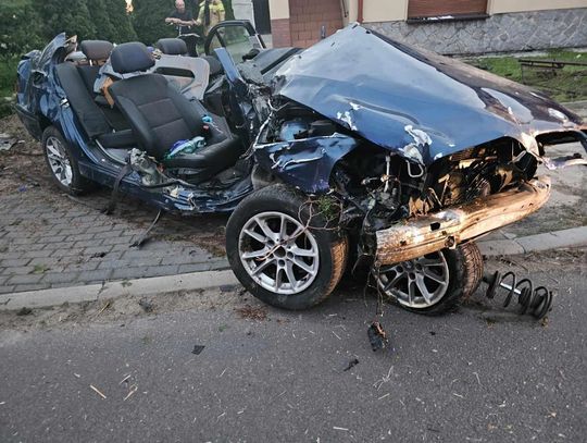 19-latek wjechał BMW w betonowy płot. Kierowca i 20-letni pasażer zabrani do szpitala [FOTO]