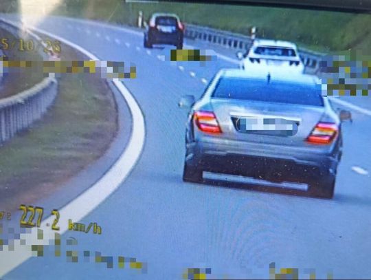 19-latek rozpędził mercedesa do 227 km/h. Po zatrzymaniu przez policję dostał 2500 zł mandatu i punkty
