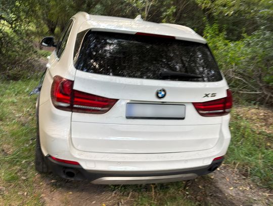 19-latek ruszył BMW na policjanta. Uciekł, porzucił auto, a dwa dni później wpadł w pociągu
