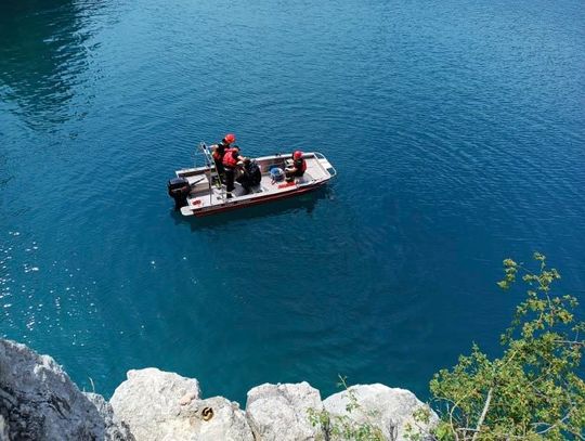 19-latek skoczył ze skały do wody i zaczął się topić na oczach znajomych. Nie udało się go uratować