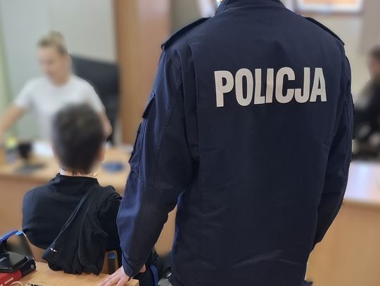 19-latek spał na klatce schodowej. Mieszkańcy wezwali policję, okazało się, że chłopak ma narkotyki