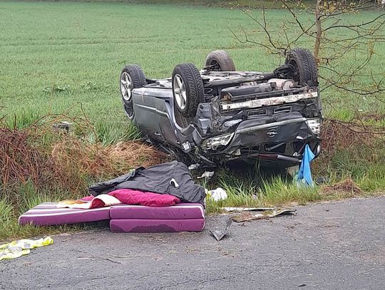 19-latek stracił panowanie nad oplem i dachował. W wypadku poszkodowany został pasażer auta