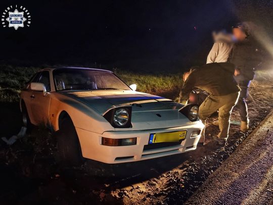 19-latek ukradł zabytkowe porsche. Uciekając wjechał do rowu, a potem próbował podpalić auto