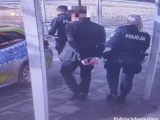 19-latek urządził burdę na studniówce. Pobił swoją partnerkę i kolegów, a potem pogryzł ochroniarza 19-latek urządził burdę na studniówce. Pobił swoją partnerkę i kolegów, a potem pogryzł ochroniarza