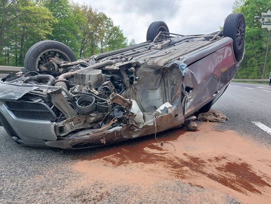 19-latek w alfie próbował zmienić pas na ekspresówce, ale zahaczył o ciężarówkę. Skończyło się groźnym dachowaniem