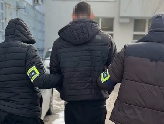19-latek w kilka dni dopuścił się siedmiu przestępstw. Ma na koncie rozboje i podpalenie kamienicy