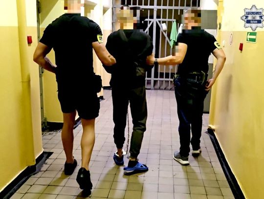 19-latek w kominiarce wtargnął do sklepu i sterroryzował ekspedientkę. Domagał się wydania alkoholu