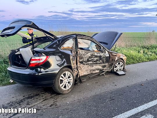 19-latek w mercedesie przecenił swoje umiejętności i rozbił się na drzewie. Jechał z młodszym kolegą