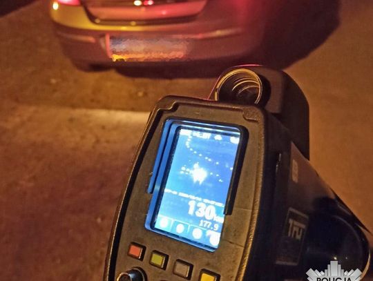 19-latek w oplu jechał przez miasto 130 na godzinę. Stracił prawko, które zrobił miesiąc temu