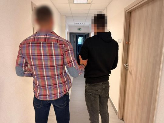 19-latek wybijał szyby kostką brukową i plądrował lokale. Zdobywał tak pieniądze na narkotyki