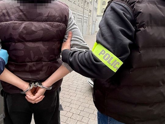 19-latek wyrwał znak drogowy i rozbił nim kwiatomat. Ukradł dwa bukiety i wręczył je koleżankom 19-latek wyrwał znak drogowy i rozbił nim kwiatomat. Ukradł dwa bukiety i wręczył je koleżankom