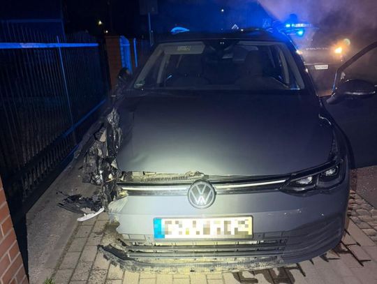 19-latek z ponad 2 promilami i zakazem próbował uciec policji. Rozbił Golfa i został zatrzymany