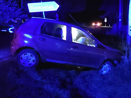 19-latek z ponad 2 promilami wjechał autem do rowu, wrócił do domu i poszedł spać. Obudzili go policjanci