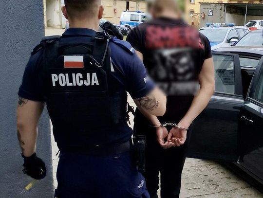 19-latek pobił 64-latka przed lokalem. W chwili zatrzymania miał ponad 2 promile
