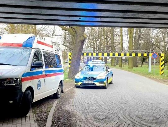 19-latek zapomniał, że nie jedzie osobówką. Ściął dach busa na bramownicy przed wiaduktem