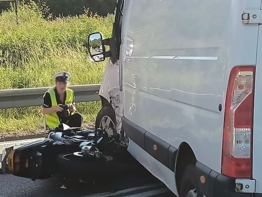 19-latek zawracał na zakazie i doprowadził do wypadku. Motocyklista doznał poważnych obrażeń