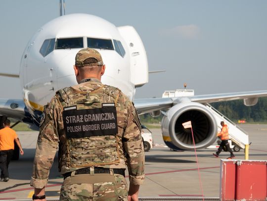 19-latek zażartował na lotnisku, że jego dziewczyna ma granat. Zamiast odlotu skończył z mandatem