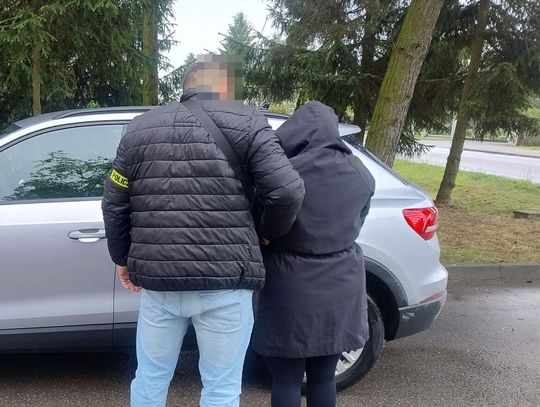 19-latka była poszukiwana dwoma listami gończymi. Wpadła, gdy wysiadała z chłopakiem z pociągu