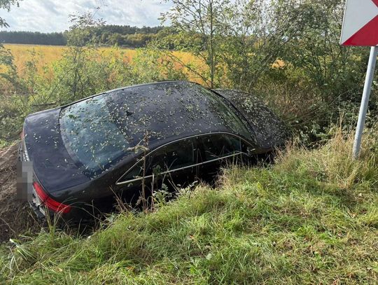 19-latka przeszarżowała na łuku. Jej audi zjechało z drogi i wpadło do rowu