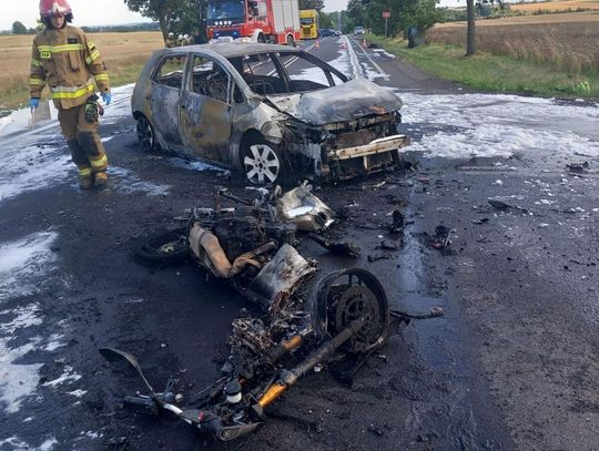 19-latka wymusiła pierwszeństwo na motocykliście. Po zderzeniu auto i motocykl spłonęły