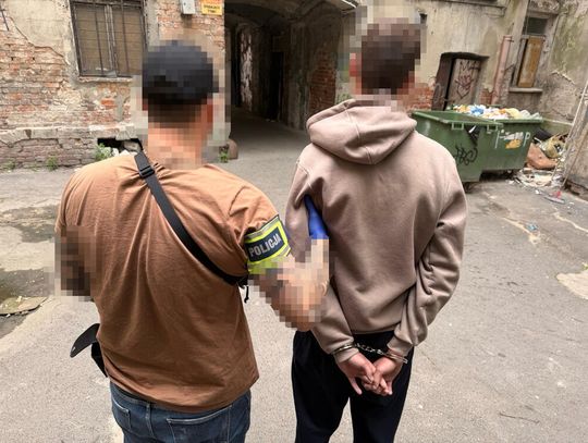 19-letni diler miał zakaz zbliżania się do podwórka. Złamał go i wrócił do handlu narkotykami