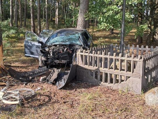 19-letni kierowca audi stracił panowanie nad autem, które obracając się uderzyło w rower i drzewo