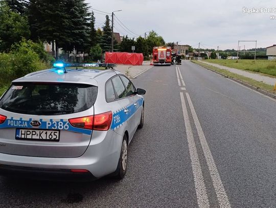 19-letni kierowca roztrzaskał mercedesa na betonowym słupie. Zginęła 18-letnia pasażerka [FOTO]