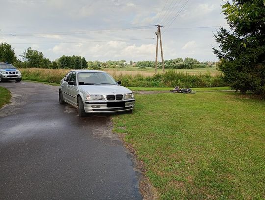 19-letni kierowca zjechał na przeciwległy pas i potrącił rowerzystę. Poszkodowany został 71-latek