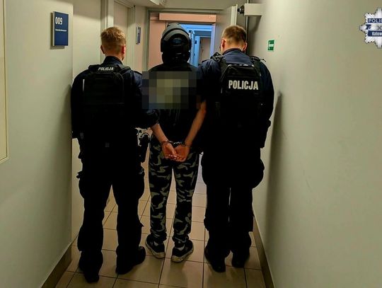 19-letni podpalacz puścił z dymem wiatę i 9 samochodów. Straty oszacowano na 160 tysięcy złotych 19-letni podpalacz puścił z dymem wiatę i 9 samochodów. Straty oszacowano na 160 tysięcy złotych