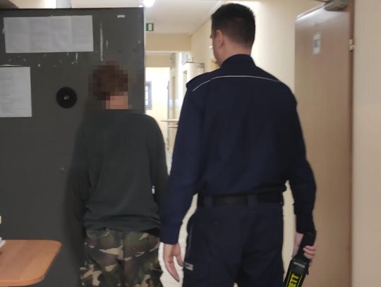 19-letnia rowerzystka jechała po zmroku bez świateł. Była nerwowa, bo w plecaku wiozła narkotyki