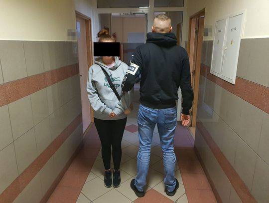 19-letnia włamywaczka z facetem na jumie mieszkaniowej. Została zatrzymana, jego zamknęli wcześniej