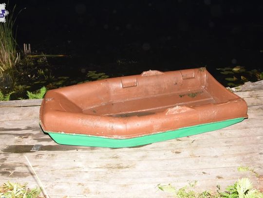 2,5-letnie dziecko na przewróconej łódce! Nietrzeźwe kobiety w wodzie, błyskawiczna akcja służb