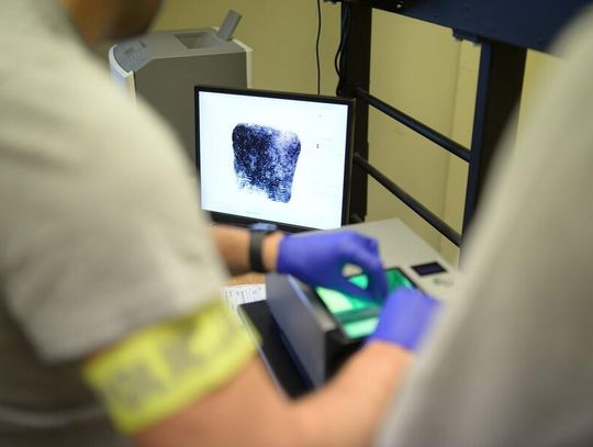 2,5 tysiąca miesięcznie za milczenie. 19-latek sprzedał zdjęcia kobiet i perfidnie szantażował kupca