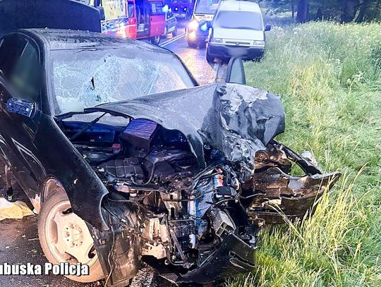 20-latek bez prawa jazdy zabrał znajomych na przejażdżkę mercedesem. Auto rozbiło się na drzewie