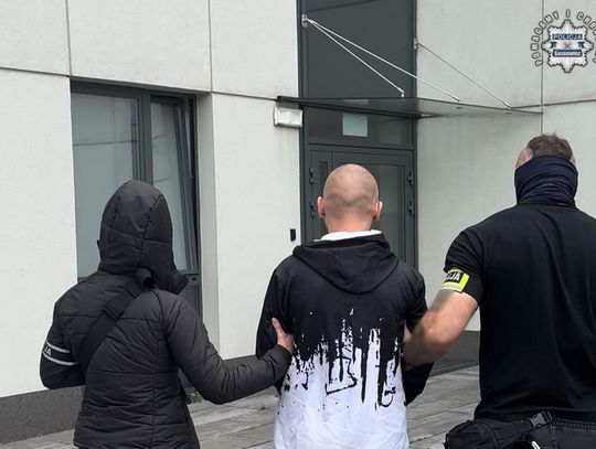 20-latek czekał w nocy na pociąg, nagle nieznajomy mężczyzna przyłożył mu nóż do gardła