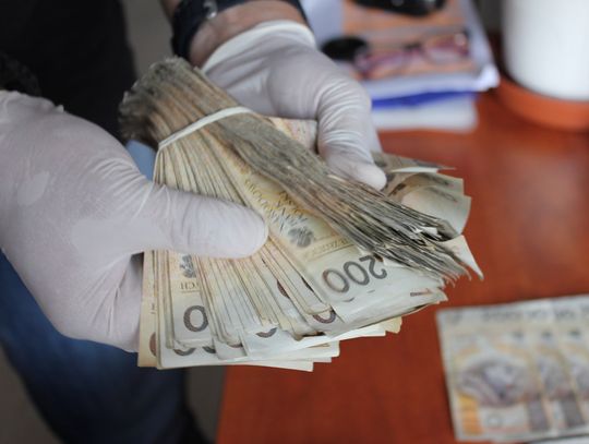 20-latek „dorabiał” do pensji kasjera fikcyjnymi zwrotami. W trzy miesiące ukradł 13 tysięcy złotych