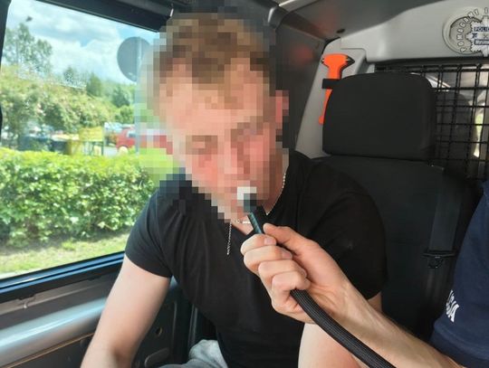 20-latek kierował bardzo niepewnie. Został zatrzymany przez policjanta po służbie. Wydmuchał ponad promil