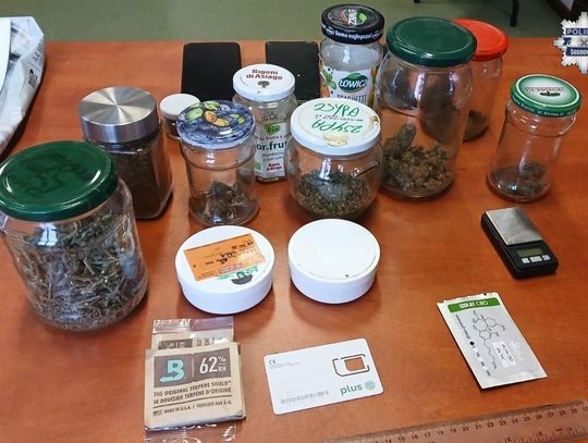 20-latek miał pokaźną kolekcję słoików z ziołem. Policjanci znaleźli też inne narkotyki i grzyby halucynogenne 20-latek miał pokaźną kolekcję słoików z ziołem. Policjanci znaleźli też inne narkotyki i grzyby halucynogenne