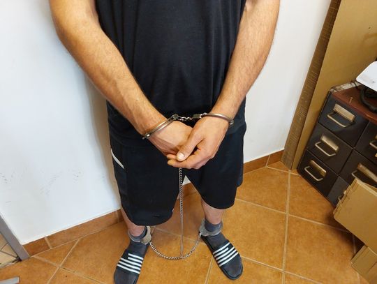 20-latek ofiarą brutalnego ataku. Recydywista bez żadnego powodu uderzył go butelką w twarz