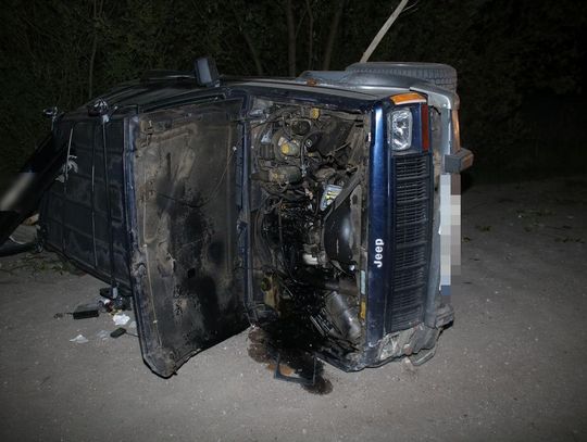 20-latek próbował driftować jeepem dziadka. Uderzył w beton i przewrócił auto. Ranny kolega na fotelu pasażera