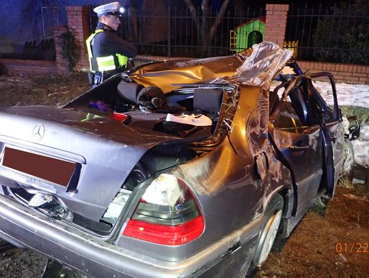 20-latek rozbił mercedesa w przydrożnym rowie. Kierowca i 18-letni pasażer mieli sporo szczęścia