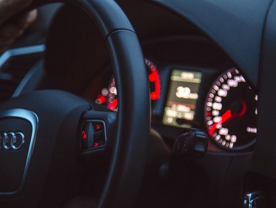 20-latek testował nowo kupione audi. Jechał 127 km/h przez wieś, bo "nie czuł prędkości"