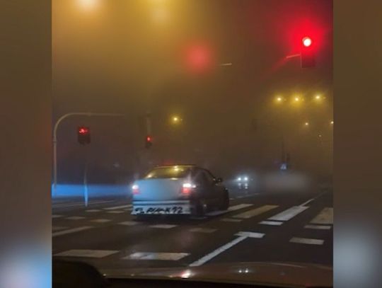 20-latek w BMW wjechał na skrzyżowanie na czerwonym świetle i popisywał się kręcąc bączki. WIDEO 20-latek w BMW wjechał na skrzyżowanie na czerwonym świetle i popisywał się kręcąc bączki. WIDEO