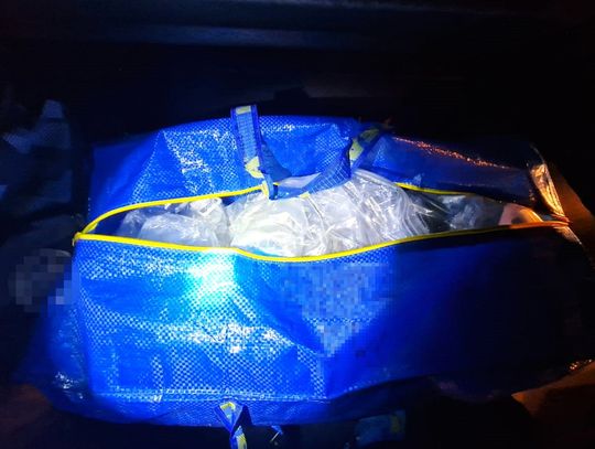 20-latek wiózł samochodem torbę z 4 kilogramami zioła. Policjanci zatrzymali go podczas transportu [WIDEO]