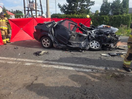 20-latek wjechał na czerwonym świetle i zderzył się z tirem. Młody mężczyzna zginął w wypadku